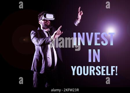 Textunterschrift mit „Investieren Sie in sich selbst“. Business-Ansatz Lernen Sie neue Dinge oder Materialien, so dass Ihr viel besser Stockfoto