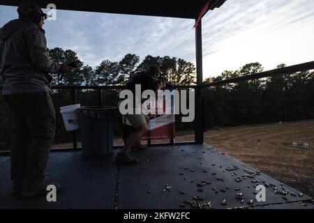 Ein Green Beret, der der US Army John F. Kennedy Special Warfare Center and School zugewiesen wurde, zielt auf ein Ziel während des jährlichen Memorial 3-Gun Competition 5. in Maxton, North Carolina, 8. Oktober 2022. Memorial 3 Gun Foundation veranstaltete ein 10-stufiges Spiel mit über 250 Teilnehmern, um gefallene Dienstmitglieder zu erinnern, zu ehren und zu erinnern, die dem U.S. Special Operations Command zugewiesen wurden. Stockfoto