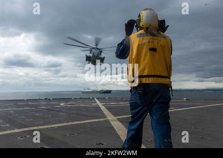 Ryan Akerson, ein Bootsmann-Partner auf dem US-Marinestützschiff Sacagawea, leitet mit Marine Heavy Helicopter Squadron 361, Marine Aircraft Group 16, 3. Marine Aircraft Wing, einen CH-53E-Superhengst auf das Landedeck der U.S.N.S Sacagawea im Kushiro Port, Japan, 8. Oktober 2022. Die U.S.N.S Sacagawea dient als Kommandooperationszentrum für das Combat Logistics Regiment 37 und bietet logistische Unterstützung für verschiedene Einheiten, die an Resolute Dragon teilnehmen. Resolute Dragon 22 ist eine jährliche Übung zur Stärkung der Verteidigungsfähigkeit des US-japanischen Bündnisses durch die Ausübung von int Stockfoto