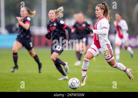 DUIVENDRECHT, NIEDERLANDE - 20. NOVEMBER: Victoria Pelova von Ajax während des niederländischen Azerion Womens Eredivisie-Spiels zwischen Ajax und PSV Eindhoven am 20. November 2022 in De Toekomst in Duivendrecht, Niederlande (Foto: Patrick Goosen/Orange Picts) Stockfoto