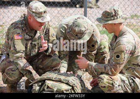 Soldaten der US-Armee, die dem Kampfteam der Infanterie-Brigade 37. zugewiesen wurden, führen in der Nähe von Fort Bliss, Texas, am 8. Oktober 2022, eine Opfertriage und ein Unterstützungstraining durch. Durch ständiges, kontinuierliches und häufiges Training stehen die Soldaten bereit und in der Lage, jede Mission zu führen und jeden Feind jederzeit zu bekämpfen. Stockfoto