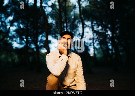 Porträt eines jungen bärtigen Mannes mit schwarzer Mütze auf dem Land Stockfoto