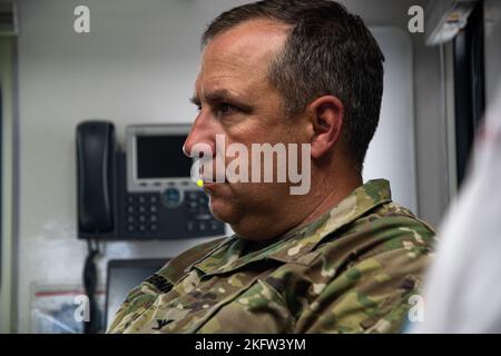 U.S. Army Corps of Engineers (USACE), Kommandant des Bezirks Wilmington, Col. Benjamin Bennett, nimmt an einer USACE-Unterweisung an die FEMA, Regional Administrator, FEMA Region III, MaryAnn Tierney, über die laufenden Hurrikan Ian Recovery-Operationen Teil. Das US Army Corps of Engineers (USACE) arbeitet in Partnerschaft mit den lokalen, staatlichen und bundesstaatlichen Maßnahmen zur Reaktion auf den Orkanen Ian. Mehr als 800 USACE-Mitarbeiter und -Auftragnehmer werden eingesetzt und engagiert, um die Koordination mit lokalen, staatlichen und bundesstaatlichen Partnern in den betroffenen Gebieten zu übernehmen. Unsere oberste Priorität ist nach wie vor das Leben, die Gesundheit und die Sicherheit aller WHO Stockfoto