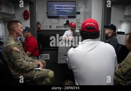 U.S. Army Corps of Engineers, Bericht des Teams für die Reaktion auf den US-amerikanischen Katastrophenschutz FEMA, Regional Administrator, FEMA Region III, MaryAnn Tierney spricht mit dem US Army Corps of Engineers über die laufenden Operationen zur Wiederherstellung des US-amerikanischen Katastrophenschutzkorps. Das US Army Corps of Engineers (USACE) arbeitet in Partnerschaft mit den lokalen, staatlichen und bundesstaatlichen Maßnahmen zur Reaktion auf den Orkanen Ian. Mehr als 800 USACE-Mitarbeiter und -Auftragnehmer werden eingesetzt und engagiert, um die Koordination mit lokalen, staatlichen und bundesstaatlichen Partnern in den betroffenen Gebieten zu übernehmen. Unsere oberste Priorität ist nach wie vor das Leben, die Gesundheit und die Sicherheit aller, die von Hurri betroffen sind Stockfoto