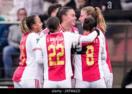 DUIVENDRECHT, NIEDERLANDE - 20. NOVEMBER: Romee Leuchter von Ajax, Quinty Sabajo von Ajax, Sherida Spitse von Ajax, Spieler von Ajax feiern das Tor während des niederländischen Azerion Womens Eredivisie-Spiels zwischen Ajax und PSV Eindhoven am 20. November 2022 in De Toekomst in Duivendrecht, Niederlande (Foto von Patrick Goosen/Orange Picters) Stockfoto