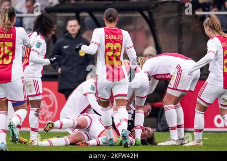 DUIVENDRECHT, NIEDERLANDE - 20. NOVEMBER: Romee Leuchter von Ajax, Spieler von Ajax feiern das Tor während des niederländischen Azerion Womens Eredivisie-Spiels zwischen Ajax und PSV Eindhoven am 20. November 2022 in De Toekomst in Duivendrecht, Niederlande (Foto: Patrick Goosen/Orange Picches) Stockfoto