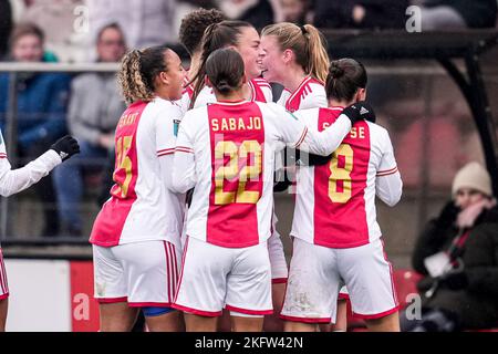 DUIVENDRECHT, NIEDERLANDE - 20. NOVEMBER: Romee Leuchter von Ajax, Quinty Sabajo von Ajax, Sherida Spitse von Ajax, Spieler von Ajax feiern das Tor während des niederländischen Azerion Womens Eredivisie-Spiels zwischen Ajax und PSV Eindhoven am 20. November 2022 in De Toekomst in Duivendrecht, Niederlande (Foto von Patrick Goosen/Orange Picters) Stockfoto