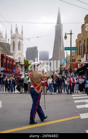 SAN FRANCISCO (Okt 9, 2022) – Marine Staff Sgt. Eric Gonzales, ein Schlagzeugmajor, der der Marine Division Band 1. zugewiesen wurde, marschiert während der italienisch-amerikanischen Heritage Parade im Rahmen der San Francisco Fleet Week 2022, 9. Oktober 2022, in Formation. Die SFFW ist eine Gelegenheit für die amerikanische Öffentlichkeit, ihre Teams der Marine, des Marine Corps und der Küstenwache zu treffen und Amerikas Seedienste zu erleben. Während der Fleet Week nehmen Servicemitglieder an verschiedenen Community-Service-Veranstaltungen Teil, präsentieren der Gemeinde Fähigkeiten und Ausrüstung und genießen die Gastfreundschaft der Stadt und ihrer Umgebung. Stockfoto