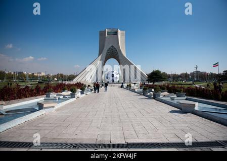 Teheran, Iran. 18.. November 2022. Die Skulptur eines Fußballs befindet sich neben dem Azadi-Denkmal (Freiheit) im Westen von Teheran. Der Iran spielt England in seinem Eröffnungsspiel bei der FIFA-Weltmeisterschaft Katar 2022 am 21. November, bevor er Wales und den Vereinigten Staaten in Gruppe B gegenübersteht. (Foto: Sobhan Farajvan/Pacific Press) Quelle: Pacific Press Media Production Corp./Alamy Live News Stockfoto