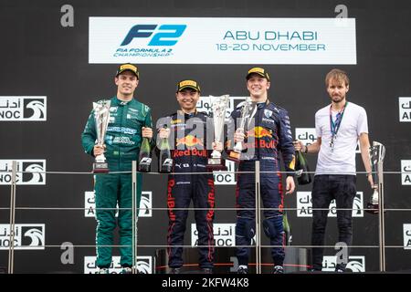 Yas Island, Abu Dhabi - 20/11/2022, PIC Charles, DRUGOVICH-Rodel (BRA), MP Motorsport, Dallara F2, IWASA Ayumu (jpn), DAMS, Dallara F2, LAWSON Liam (nzl), Carlin, Dallara F2, Portrait, Podium während der 14. Runde der FIA Formel 2 Meisterschaft 2022, vom 18. Bis 20. November 2022 auf dem pas Marina Circuit, auf Yas Island, Abu Dhabi - Foto Sebastian Rozendaal / Dutch Photo Agency / DPPI Stockfoto