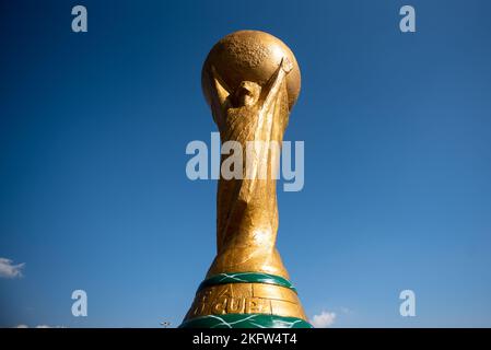 Teheran, Iran. 18.. November 2022. Die Skulptur der FIFA Fußball-WM-Trophäe ist auf dem Azadi-Platz (Freiheit) im Westen von Teheran abgebildet. Der Iran spielt England in seinem Eröffnungsspiel bei der FIFA-Weltmeisterschaft Katar 2022 am 21. November, bevor er Wales und den Vereinigten Staaten in Gruppe B gegenübersteht. (Foto: Sobhan Farajvan/Pacific Press) Quelle: Pacific Press Media Production Corp./Alamy Live News Stockfoto