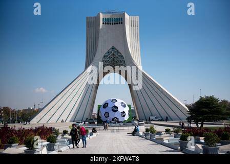 Teheran, Iran. 18.. November 2022. Die Skulptur eines Fußballs befindet sich neben dem Azadi-Denkmal (Freiheit) im Westen von Teheran. Der Iran spielt England in seinem Eröffnungsspiel bei der FIFA-Weltmeisterschaft Katar 2022 am 21. November, bevor er Wales und den Vereinigten Staaten in Gruppe B gegenübersteht. (Foto: Sobhan Farajvan/Pacific Press) Quelle: Pacific Press Media Production Corp./Alamy Live News Stockfoto