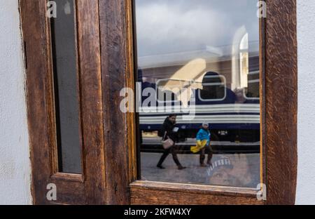 Cherson, Ukraine, Ukraine. 19.. November 2022. Familien zeigen ihre Unterstützung am Bahnhof Cherson, nachdem der erste Zug seit der russischen Invasion aus Kiew kam. Cherson wurde nach neun Monaten russischer Besatzung am 11. November 2022 offiziell befreit. (Bild: © Svet Jacqueline/ZUMA Press Wire) Stockfoto