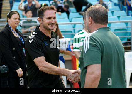 20.. November 2022; Accor Stadium, Sydney, NSW, Australien: Sydney Super Cup, Everton gegen Celtic; Frank Lampard-Manager von Everton begrüßt vor dem Spiel Ange Postecoglou-Trainer von Celtic Stockfoto