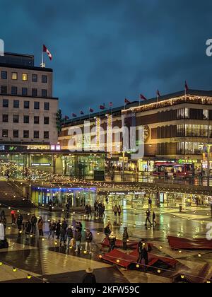 Malerische Aussicht auf Sergels auf den großen öffentlichen Platz mit schönen Lichtern und geschäftigen Menschen in Stockholm, Schweden, während der Weihnachtszeit Stockfoto