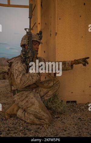 U.S. Marine Corps Lance CPL. Diori Cruz Gonzalez aus Bronx, New York, ein Maschinengewehrkanone des Teamleiters, der 2. Bataillons, 7. Marine Regiment, 1. Marine Division, zugewiesen wurde, ruft Befehle aus, während er an einer Nahübung zur Unterstützung der Luft während des WTI-Kurses 1-23 im Urban Training Complex Yodaville, nahe Yuma, Arizona, teilnimmt. Am 9. Oktober 2022. WTI ist eine siebenwöchige Schulungsveranstaltung, die von Marine Aviation Weapons and Tactics One veranstaltet wird und standardisierte fortgeschrittene taktische Schulungen und Zertifizierungen von Instruktorenqualifikationen bietet, um die Ausbildung und das Lesen in der Meeresluftfahrt zu unterstützen Stockfoto