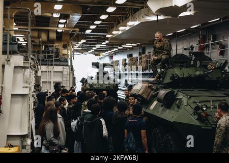 U.S. Marines mit 3. Light Armored Reconnaissance Bataillon, 1. Marine Division, sprechen mit zukünftigen Marines der Recruiting Station San Francisco und ihren Familien an Bord der USS Harpers Ferry während der San Francisco Fleet Week (SFFW), 9. Oktober 2022. SFFW ist eine Gelegenheit für die amerikanische Öffentlichkeit, ihre Navy, Marine Corps und Coast Guard Service Mitglieder zu treffen, und erleben Sie Amerikas Seedienste, und für Service-Mitglieder an verschiedenen Community-Service-Veranstaltungen teilnehmen, und präsentieren ihre Fähigkeiten und Ausrüstung. Stockfoto