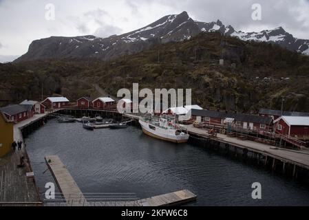 Nusfjord ist ein winziges und malerisches, aber sehr touristisches Fischerdorf auf dem Lofoten-Archipel in Nordland in Norwegen. Stockfoto