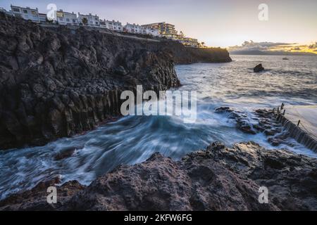 Küstenstadt Puerto de Santiago, Acantilado de los Gigantes Klippen auf Teneriffa. Die Wellen des Atlantiks schäumen, die Bucht in der Nähe von Charco de Isla Cangrejo Stockfoto