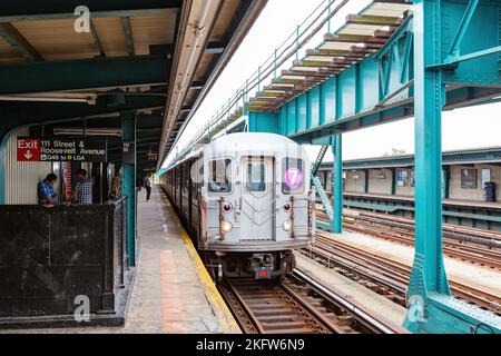 New York, SEP 12 2014 - Bewölkter Blick auf eine U-Bahn-Station mit einem Zug, der einfährt Stockfoto