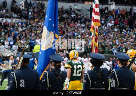 Die US-Luftwaffe der 48. Fighter Wing Honor Guard steht auf dem Spielfeld, während Aaron Rodgers, der Quarterback von Green Bay Packers, vor der Zeremonie vor dem Spiel „New York Giants vs. Green Bay Packers“ der National Football League im Tottenham Hotspur Stadium in London, England, am 9. Oktober 2022, vorbei geht. Dies war das zweite NFL-Spiel in England in diesem Jahr, bei dem Airmen von der Royal Air Force Mildenhall und RAF Lakenheath während der Pre-Game-Zeremonie eine US-Flagge entrollten. Stockfoto