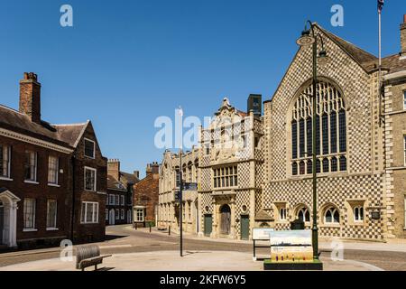 Blick entlang der Queen Street am Lynn Museum und der Trinity Guildhall vom Saturday Market Place, Kings Lynn, Norfolk, England, Großbritannien, Großbritannien Stockfoto