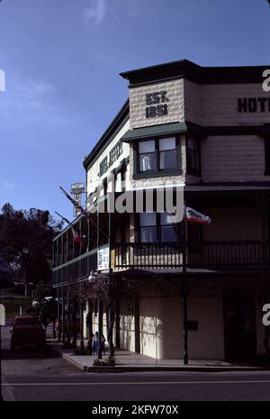 Mariposa CA USA. 3/1993. Diese kleine Stadt liegt im Herzen des Goldrausches von Kalifornien aus dem Jahr 1849/50 und ist ruhig, mit alten Gebäuden und Geschichte an jeder Ecke. Mariposa Creek, ein großer Produzent von placer Gold brachte Bergleute und Handelswaren, Bäcker, Saloons, Hotels und Ladenbesitzer, die den riesigen Zustrom von Bergleuten unterstützten. Da das placer Gold leicht erschöpft war, ersetzt der Hartgesteinbau ‘Goldwaschen’ Stockfoto