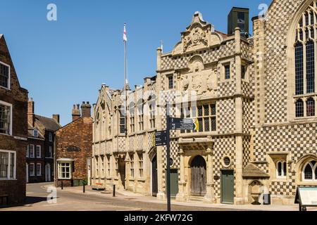 Blick entlang der Queen Street von Stories of Lynn Museum und Old Goal vom Saturday Market Place, Kings Lynn, Norfolk, England, Großbritannien, Großbritannien Stockfoto