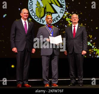 Befehl Sgt. Der pensionierte Major Arthur Leak erhält den General James Earl Rudder Award für seinen Dienst und sein Engagement für Amerika und das Armeereservat während der Eröffnungsfeier der Association of the United States Army im Walter E. Washington Convention Center in Washington, D.C., am 10. Oktober 2022. Leck diente 39 Jahre lang in der Army and Army Reserve, zog sich 2017 in den Ruhestand und wurde 2017 zum Botschafter der Army Reserve für Indiana ernannt. Die AUSA unterstützt Soldaten, ihre Familien und Zivilisten der Armee, gibt der Armee eine Stimme und ehrt diejenigen, die gedient haben. Das diesjährige Thema ist der Aufbau der Armee von 2030. Stockfoto
