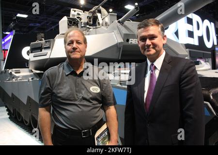 Rechts steht Douglas R. Bush, stellvertretender Sekretär der Armee für Akquisition, Logistik und Technologie, mit Mike Zecca, Chief Futures Officer, U.S. Army Combat Capabilities Development Command (DEVCOM), Vor dem Abrams X Tech Demonstrator bei der Association auf der Jahresausstellung der United States Army in Washington D.C. am 10. Oktober 2022. Stockfoto