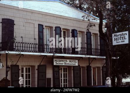 Mariposa CA USA. 3/1993. Diese kleine Stadt liegt im Herzen des Goldrausches von Kalifornien aus dem Jahr 1849/50 und ist ruhig, mit alten Gebäuden und Geschichte an jeder Ecke. Mariposa Creek, ein großer Produzent von placer Gold brachte Bergleute und Handelswaren, Bäcker, Saloons, Hotels und Ladenbesitzer, die den riesigen Zustrom von Bergleuten unterstützten. Da das placer Gold leicht erschöpft war, ersetzt der Hartgesteinbau ‘Goldwaschen’ Stockfoto