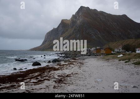 Vikten ist ein kleines Dorf auf der Insel Flakstadøya des Lofoten-Archipels im Bezirk Nordland in Norwegen Stockfoto