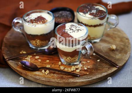 Gesunde Desserts in Tassen. Pudding aus Vanille und Schokolade mit Chiasamen und Leinsamen. Stockfoto