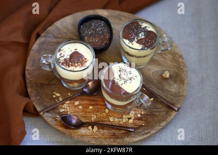 Gesunde Desserts in Tassen. Pudding aus Vanille und Schokolade mit Chiasamen und Leinsamen. Stockfoto