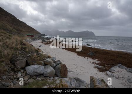 Vikten ist ein kleines Dorf auf der Insel Flakstadøya des Lofoten-Archipels im Bezirk Nordland in Norwegen Stockfoto