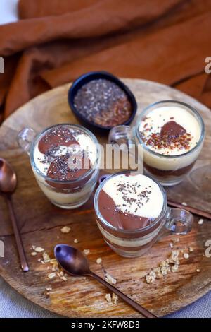 Gesunde Desserts in Tassen. Pudding aus Vanille und Schokolade mit Chiasamen und Leinsamen. Stockfoto