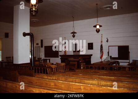 Mariposa CA USA. 3/1993. Diese kleine Stadt liegt im Herzen des Goldrausches von Kalifornien aus dem Jahr 1849/50 und ist ruhig, mit alten Gebäuden und Geschichte an jeder Ecke. Mariposa Creek, ein großer Produzent von placer Gold brachte Bergleute und Handelswaren, Bäcker, Saloons, Hotels und Ladenbesitzer, die den riesigen Zustrom von Bergleuten unterstützten. Da das placer Gold leicht erschöpft war, ersetzt der Hartgesteinbau ‘Goldwaschen’ Stockfoto