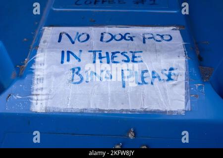 Handgeschriebenes 'No Dog Poo'-Schild auf dem Café-Abfalleimer in Penarth South Wales Stockfoto