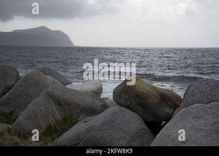 Vikten ist ein kleines Dorf auf der Insel Flakstadøya des Lofoten-Archipels im Bezirk Nordland in Norwegen Stockfoto