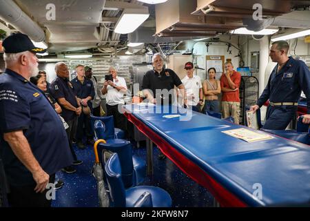 SATTAHIP, THAILAND (Okt 10, 2022) Pensionierter Air Force Master Sgt. Howard Holzworth, ein gebürtiger aus Ocala, Florida, und Kommandant der Veterans of Foreign war (VFW) Post 12146 spricht während einer Schiffstour mit Higgins, die am 10. Oktober einen geplanten Hafenbesuch in Sattahip, Thailand, durchführt, mit Matrosen auf den Schlachtschiffen an Bord des Arleigh Burke-Klasse-Lenkraketen-Zerstörers USS Higgins (DDG 76). Higgins wird Commander, Task Force 71/Destroyer Squadron (DESRON) 15, der größten vorwärtseingesetzten DESRON der Navy und der wichtigsten Surface Force der US 7. Flotte, zugewiesen. Stockfoto