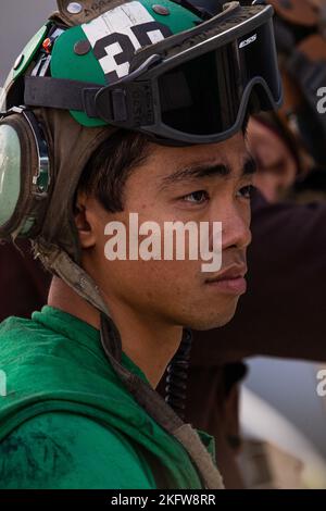 Mate Airman Duc Tam Tran von Flugzeugmechaniker aus Nha Trang, Vietnam, der den „Tomcaters“ von Strike Fighter Squadron (VFA) 31 zugewiesen wurde, führt Routinewartung an einem F/A-18E Super Hornet auf dem Flugdeck des erstklassigen Flugzeugträgers Gerald USS R. Ford (CVN 78), 13. Oktober 2022 durch. Die Gerald R. Ford Carrier Strike Group (GRFCSG) wird im Atlantischen Ozean eingesetzt und führt zusammen mit NATO-Alliierten und Partnern Trainings und Operationen durch, um die Integration für zukünftige Einsätze zu verbessern und das Engagement der US-Marine für eine friedliche, stabile und konfliktfreie atlantische Region zu demonstrieren. Stockfoto