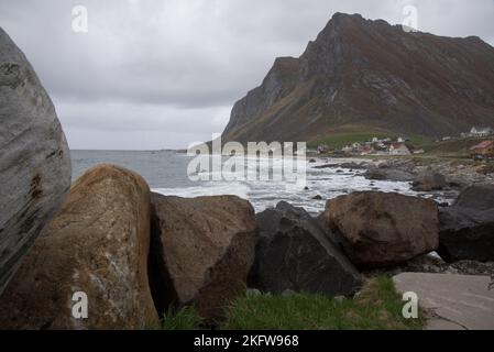 Vikten ist ein kleines Dorf auf der Insel Flakstadøya des Lofoten-Archipels im Bezirk Nordland in Norwegen Stockfoto