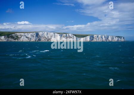 Die White Cliffs of Dover sind die Region der englischen Küste gegenüber der Straße von Dover und Frankreich. Die Klippe erreicht eine Höhe von 350 Fuß Stockfoto