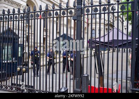 Eingang zur Downing Street 10 hinter Bars, Sicherheitspersonal, Amtssitz und Büro des Premierministers des Vereinigten Königreichs. Stockfoto