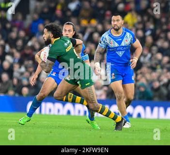 Manchester ENGLAND - NOVEMBER 19.Josh Addo-Carr aus Australien läuft mit dem Ball während des Rugby League World Cup Mens Finales zwischen Australien und Samoa im Old Trafford Stadium am 19. - 2022. November in Manchester England. Stockfoto