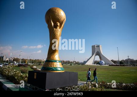 Teheran, Teheran, Iran. 18.. November 2022. Neben dem Azadi-Denkmal (Freiheit) im Westen von Teheran befinden sich Skulpturen der FIFA-WM-Trophäe und ein Fußball. Der Iran spielt England beim Eröffnungsspiel bei der FIFA-Weltmeisterschaft Katar 2022 am 21. November, bevor er sich in Gruppe B gegen Wales und die Vereinigten Staaten stellt. (Foto: © Sobhan Farajvan/Pacific Press via ZUMA Press Wire) Stockfoto