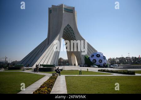 Teheran, Teheran, Iran. 18.. November 2022. Die Skulptur eines Fußballs befindet sich neben dem Azadi-Denkmal (Freiheit) im Westen von Teheran. Der Iran spielt England beim Eröffnungsspiel bei der FIFA-Weltmeisterschaft Katar 2022 am 21. November, bevor er sich in Gruppe B gegen Wales und die Vereinigten Staaten stellt. (Foto: © Sobhan Farajvan/Pacific Press via ZUMA Press Wire) Stockfoto