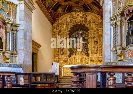 Interieur und Altar einer alten Barockkirche mit goldblättrigen Mauern in der historischen Stadt Tiradentes in Minas Gerais Stockfoto