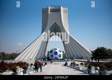 Teheran, Teheran, Iran. 18.. November 2022. Die Skulptur eines Fußballs befindet sich neben dem Azadi-Denkmal (Freiheit) im Westen von Teheran. Der Iran spielt England beim Eröffnungsspiel bei der FIFA-Weltmeisterschaft Katar 2022 am 21. November, bevor er sich in Gruppe B gegen Wales und die Vereinigten Staaten stellt. (Foto: © Sobhan Farajvan/Pacific Press via ZUMA Press Wire) Stockfoto