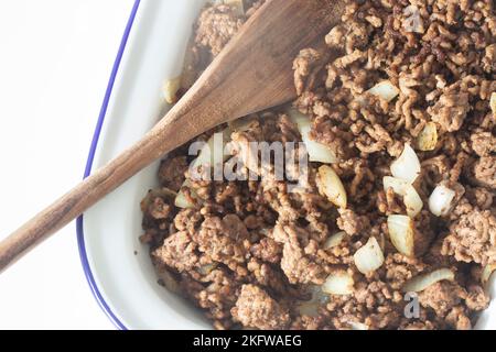 Hackfleisch mit Zwiebeln in einer traditionellen Emaille-Schale. Stockfoto